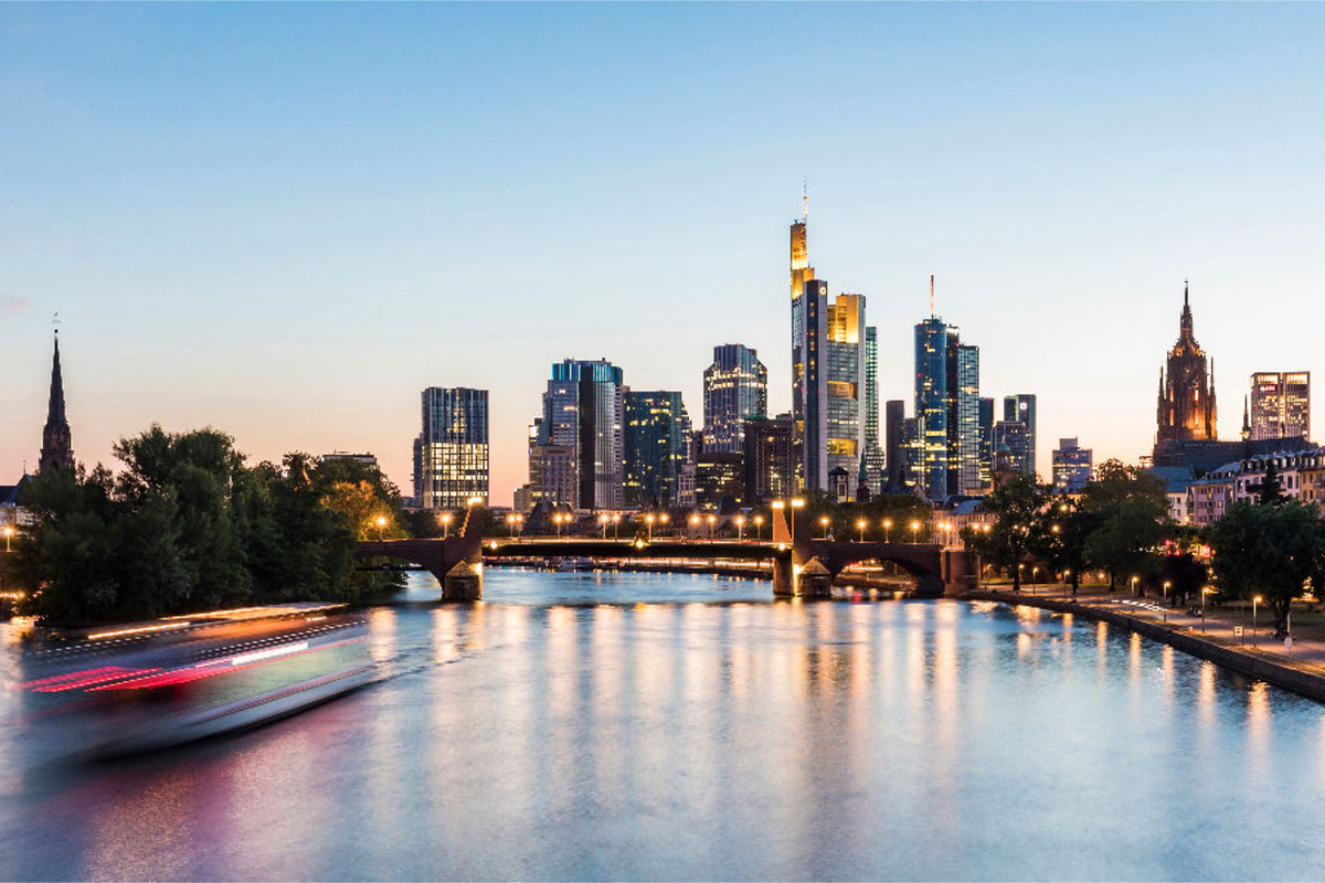 Das Bankenviertel und der Dom in Frankfurt am Main bei Nacht.