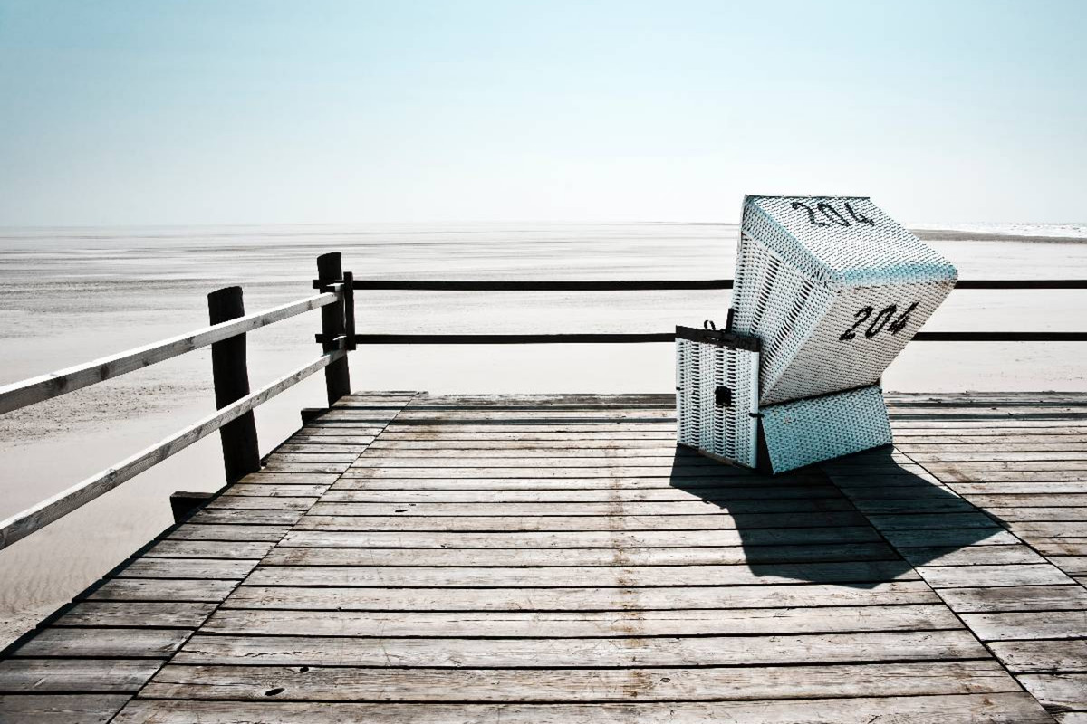 Einsamer Strandkorb am Strand von St. Peter-Ording