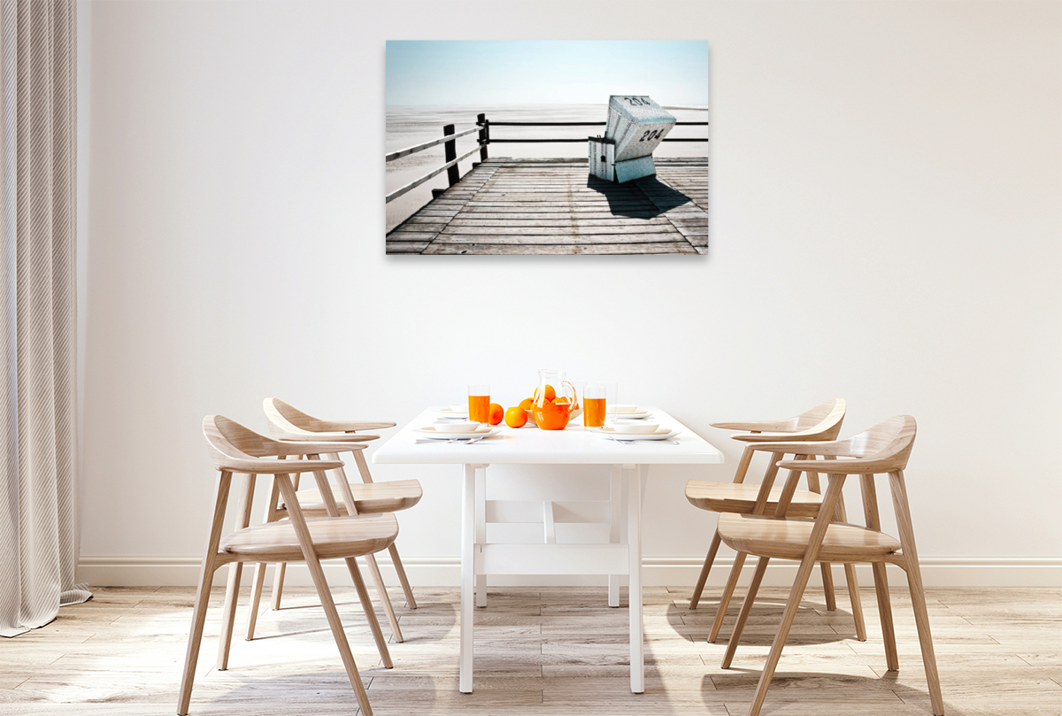 Einsamer Strandkorb am Strand von St. Peter-Ording