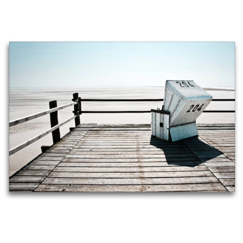 Einsamer Strandkorb am Strand von St. Peter-Ording