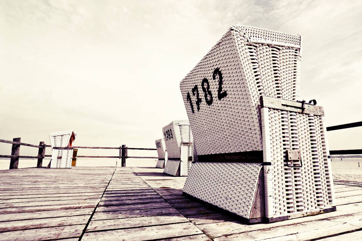 Strandkörbe auf einem Strandkorbplateau am Strand von St. Peter-Ording