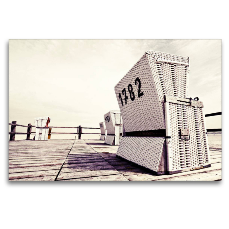 Strandkörbe auf einem Strandkorbplateau am Strand von St. Peter-Ording