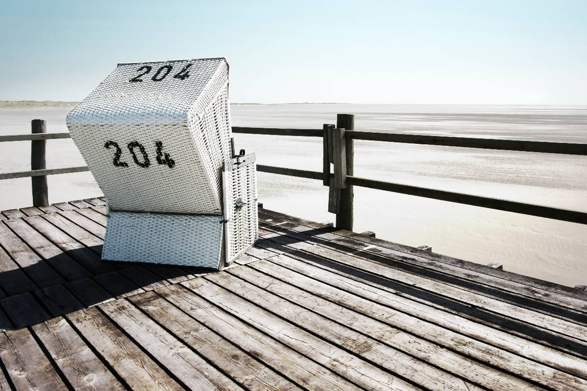 Strandkorb am endlosen Strand von St. Peter-Ording