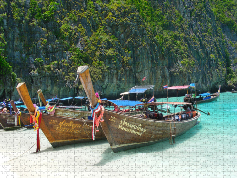 Longtailboote am Strand in Thailand