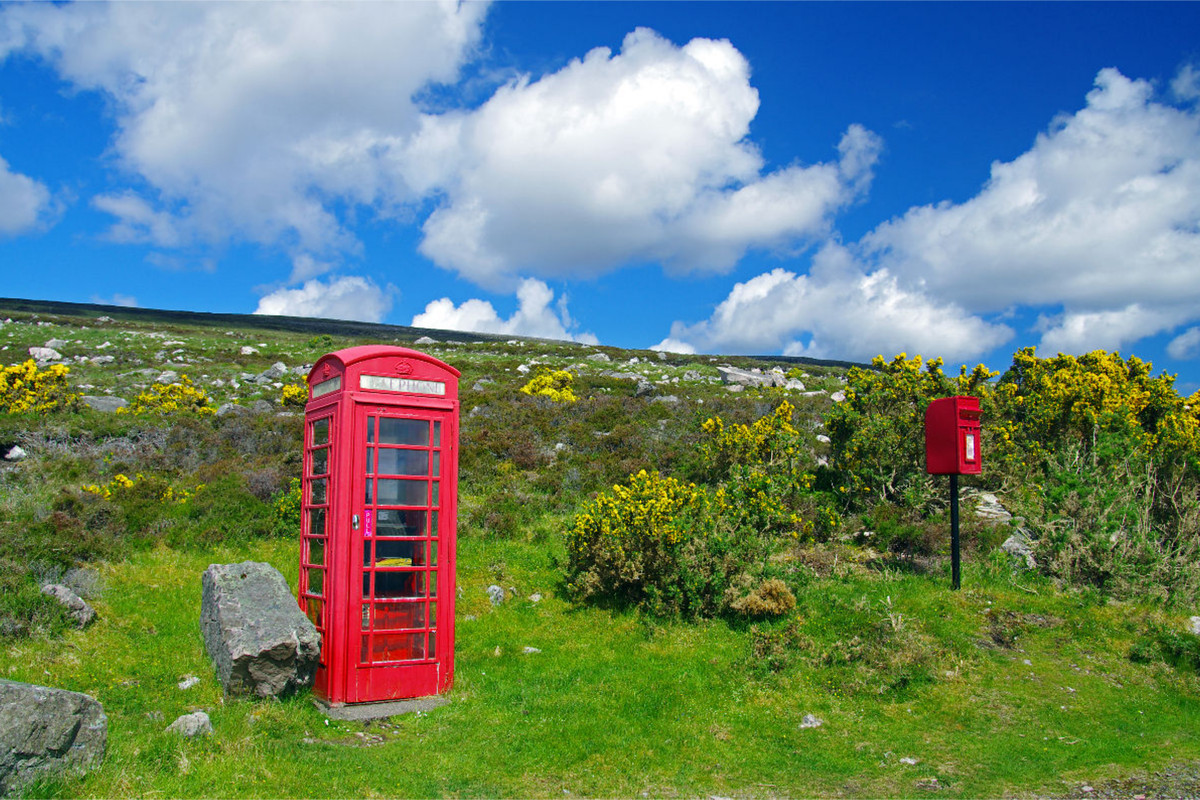 Telefonzellen und die roten Briefkästen sind nationale Wahrzeichen