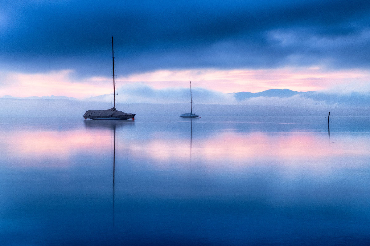 Segelboote im Morgennebel auf dem Starnberger See