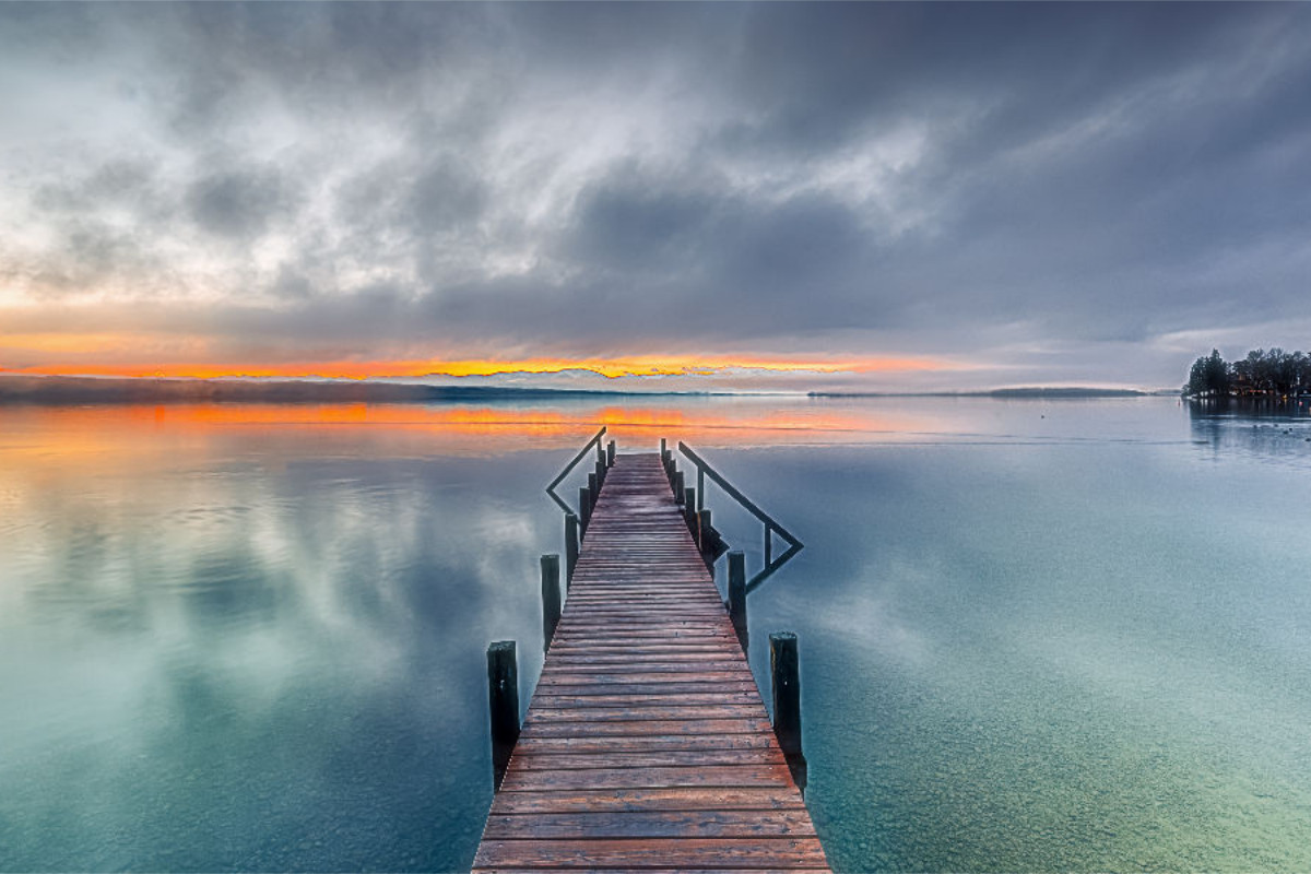 Steg bei Sonnenaufgang am Starnberger See