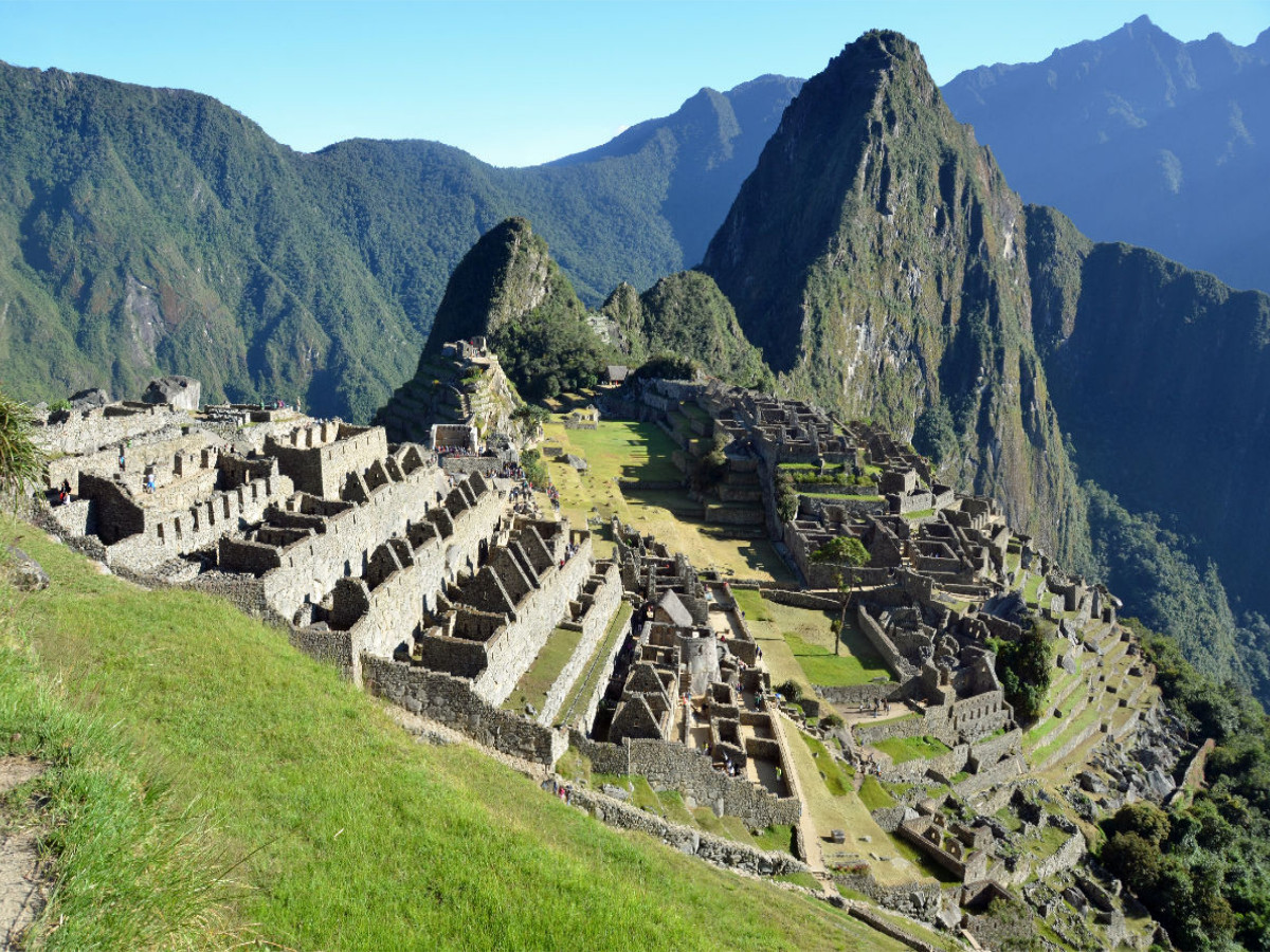 Perus berühmteste Sehenswürdigkeit Machu Picchu (2430 m) mit dem Huayna Picchu (2720 m)