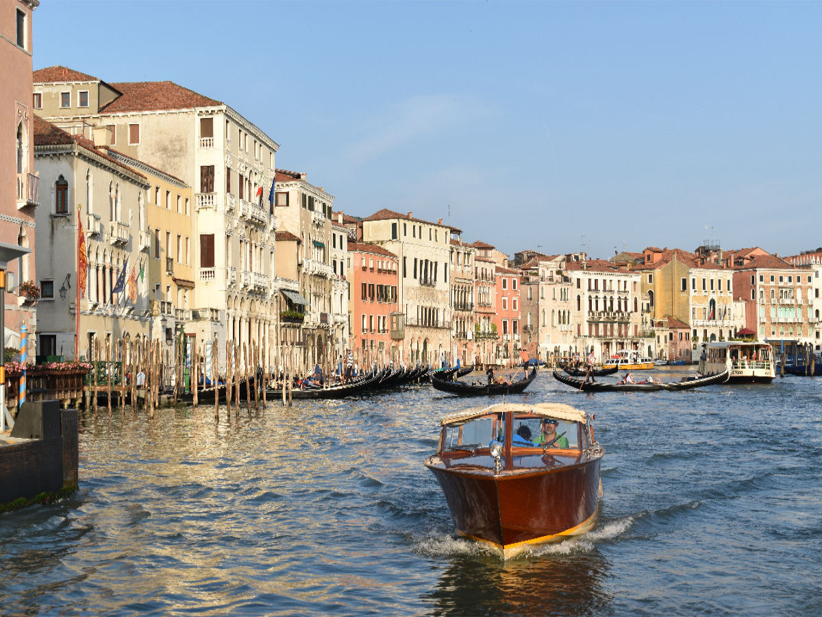 Wassertaxi auf  dem Canal Grande in Venedig