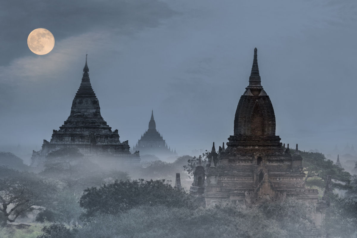 Vollmond über der Tempelebene Bagan in Myanmar