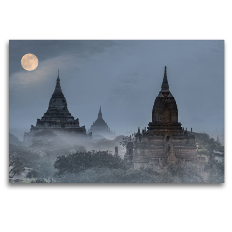 Vollmond über der Tempelebene Bagan in Myanmar