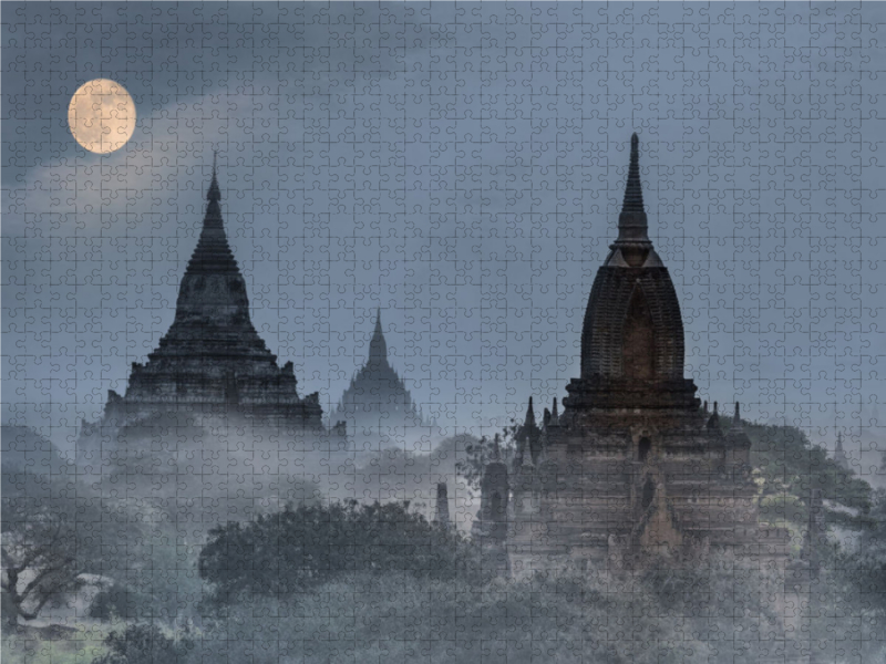 Vollmond über der Tempelebene Bagan in Myanmar