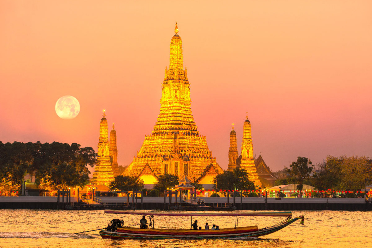 Aufgehender Mond am Wat Arun in Bangkok