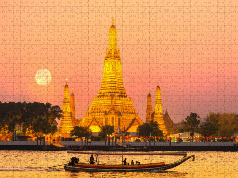 Aufgehender Mond am Wat Arun in Bangkok