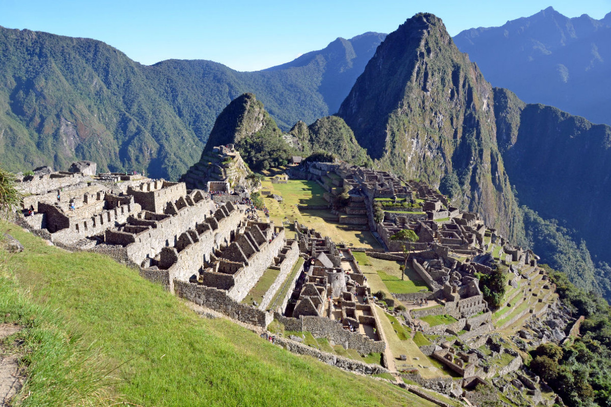 Perus berühmteste Sehenswürdigkeit Machu Picchu (2430 m) mit dem Huayna Picchu (2720 m)