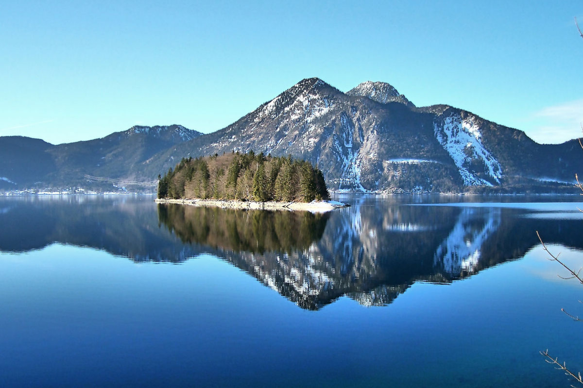 Winterstimmung am Walchensee mit Blick zur Insel Sassau und Herzogstand