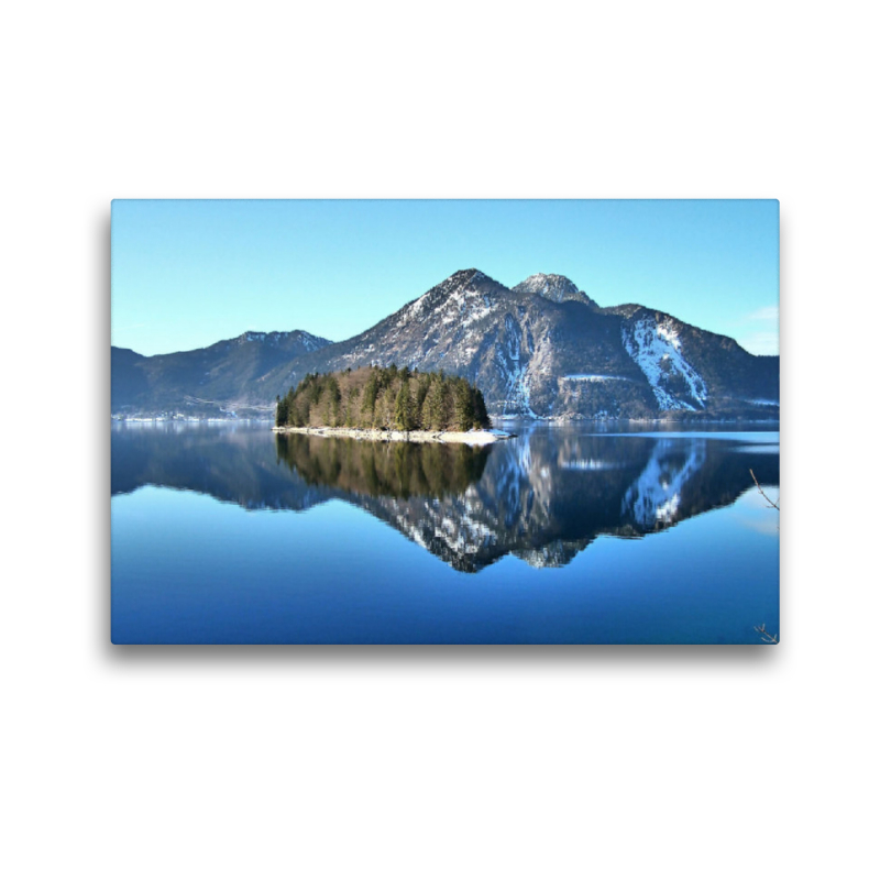 Winterstimmung am Walchensee mit Blick zur Insel Sassau und Herzogstand