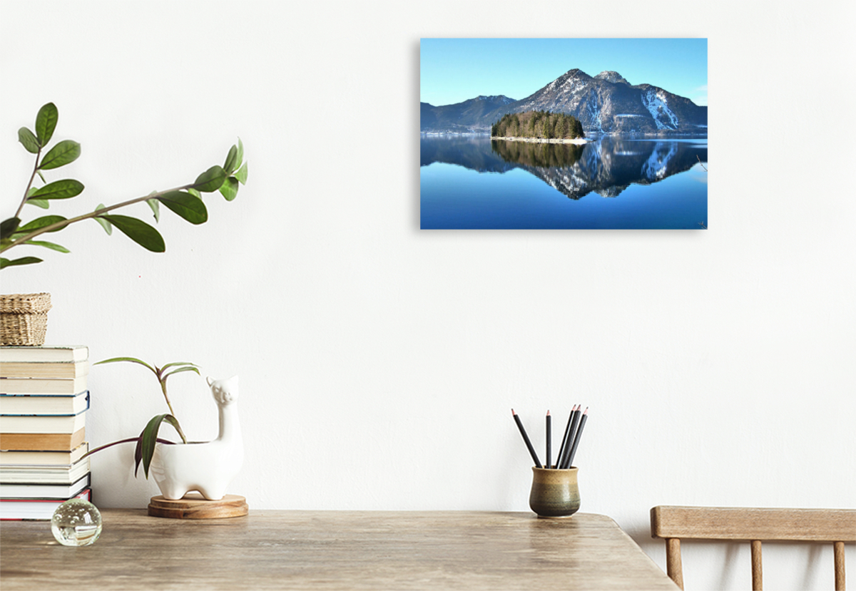 Winterstimmung am Walchensee mit Blick zur Insel Sassau und Herzogstand