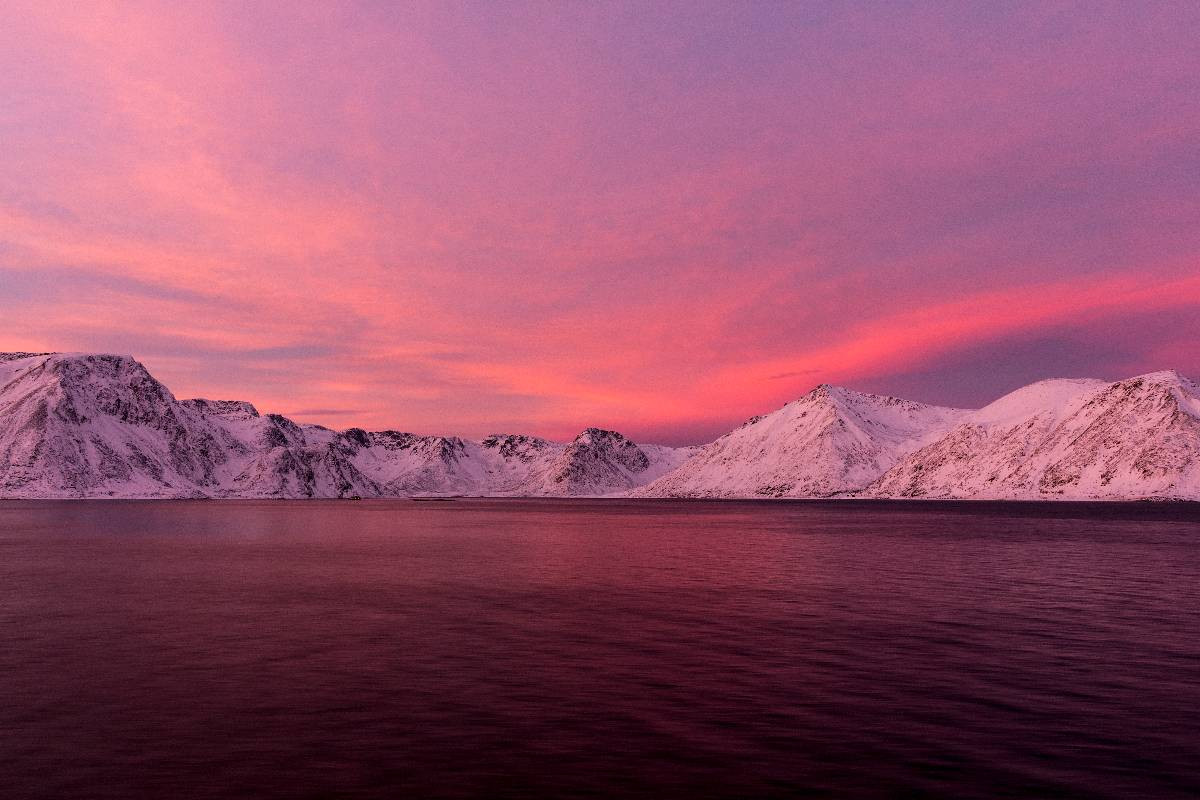 Abendrot im Fjord zwischen Hammerfest und Øksfjord