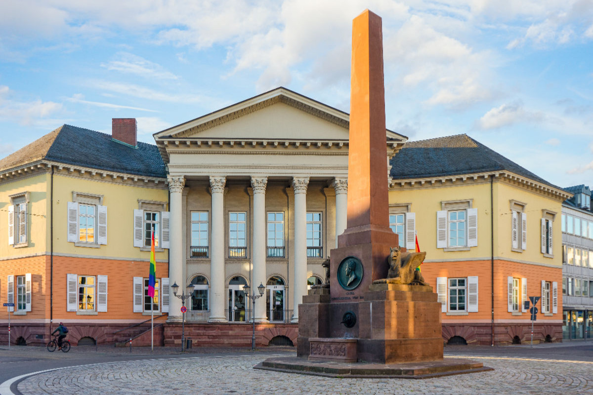 Der Rondellplatz und die Verfassungssäule