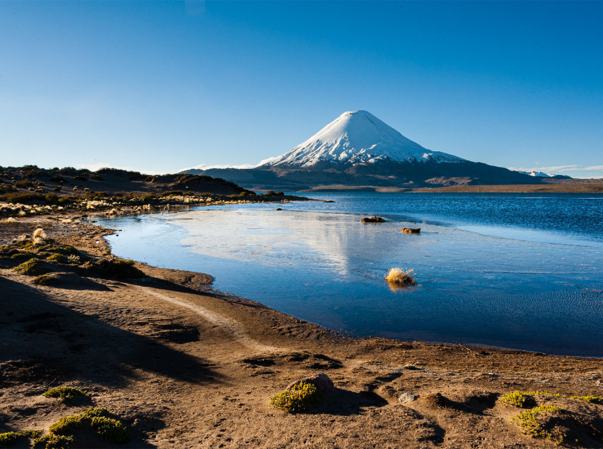 Vulkan Parinacota und Chungara See, Chile