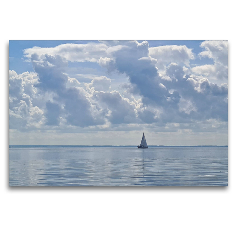 Segelboot am Horizont mit Wolkenspiegelung am Strand Grömitz