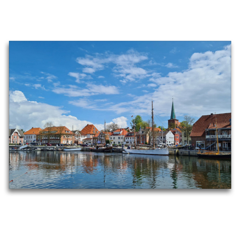 Hafen Neustadt in Schleswig Holstein mit Spiegelung der Gebäude