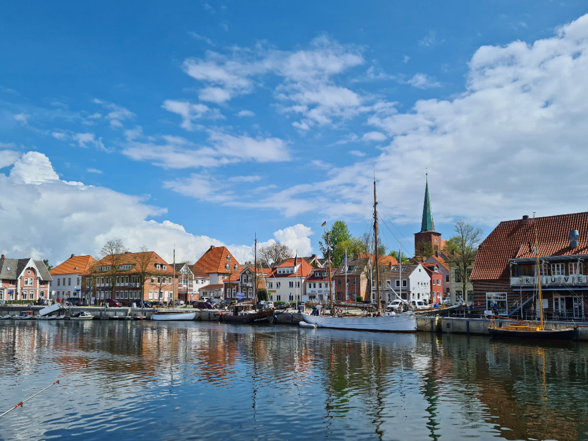 Hafen Neustadt in Schleswig Holstein mit Spiegelung der Gebäude