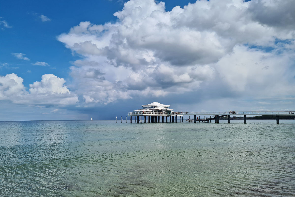 Timmendorfer Strand mit Seebrücke und Restaurant Wolkenlos