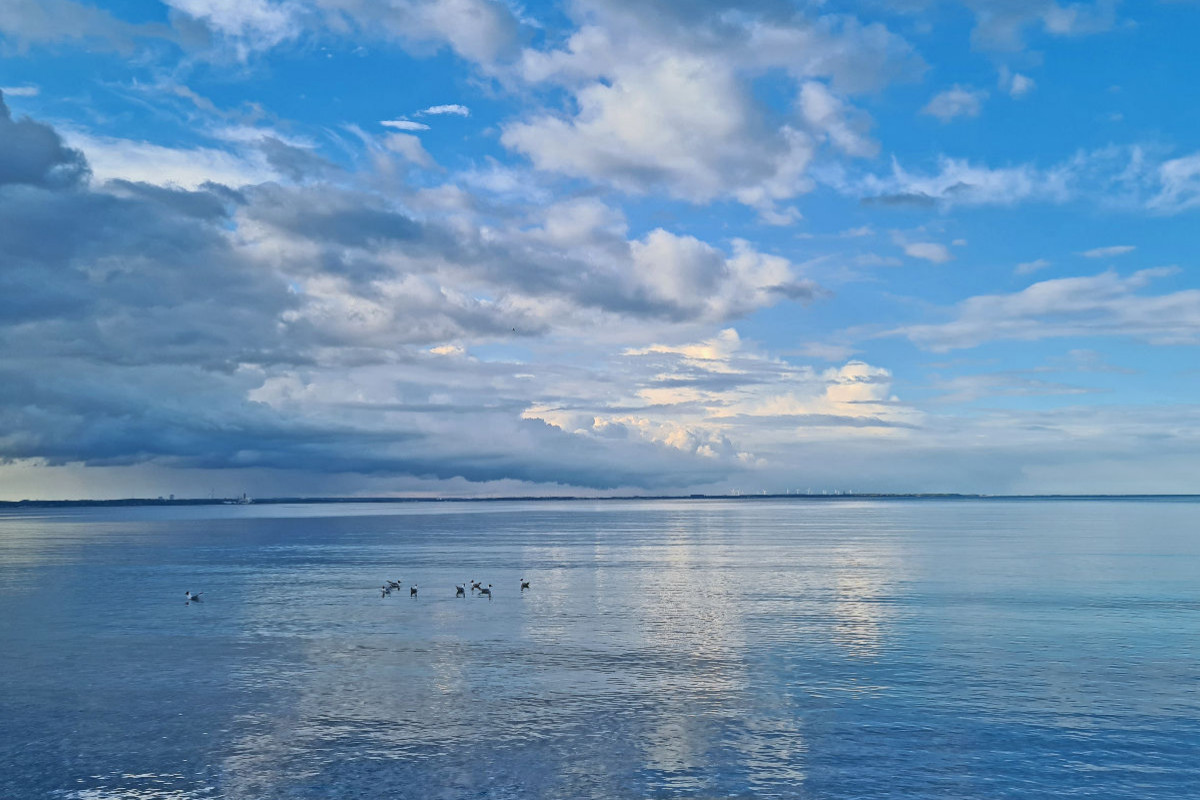 Strand Grömitz mit Wolkenspiegelung in der Ostsee