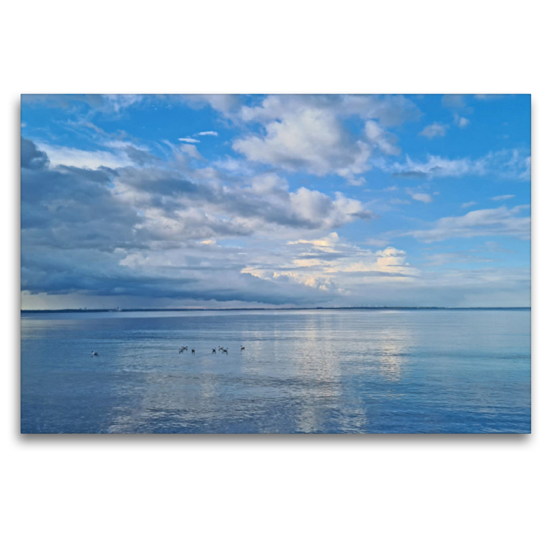 Strand Grömitz mit Wolkenspiegelung in der Ostsee