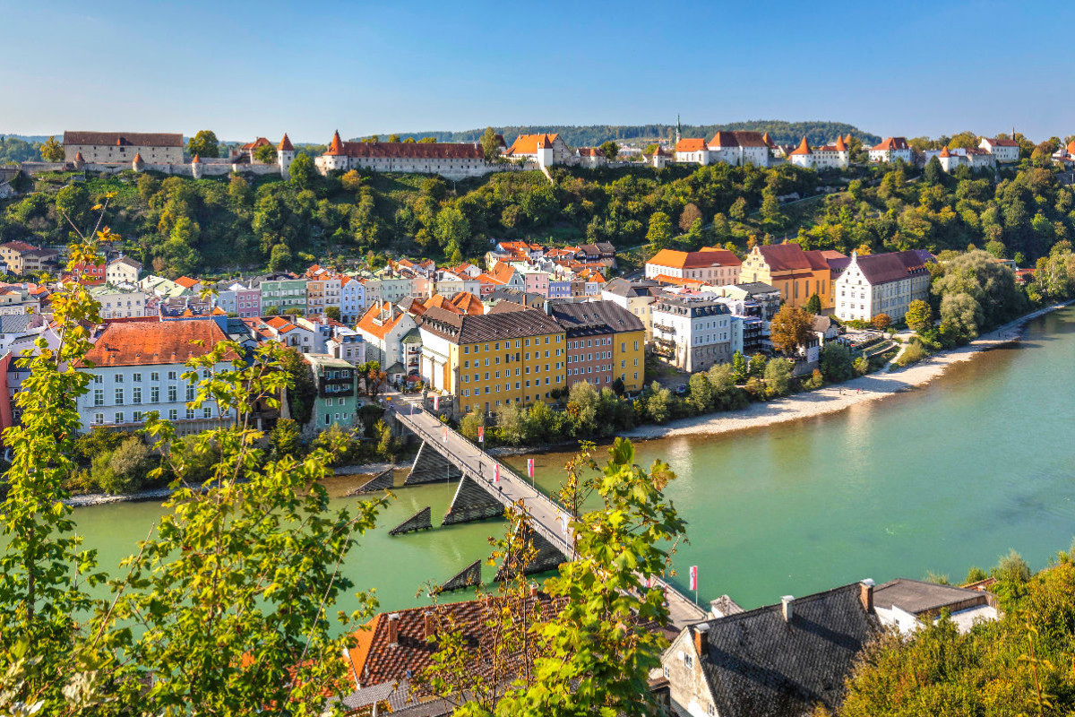 Alte Brücke über die Salzach mit Altstadt und Burg