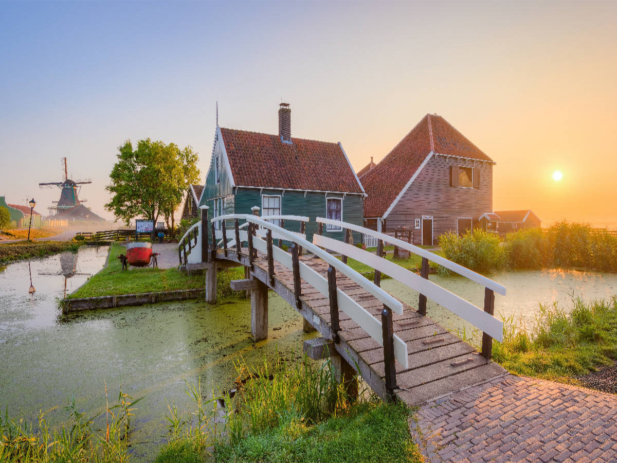 Sonnenaufgang in Zaanse Schans in Holland