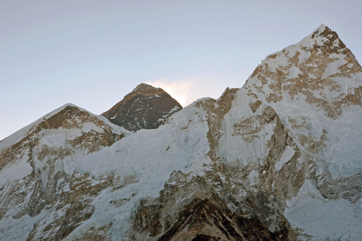 Von links Everest Westschulter (7268 m), Everest (8848 m) und Nuptse West (7732 m) beim Aufstieg zum Kala Patthar