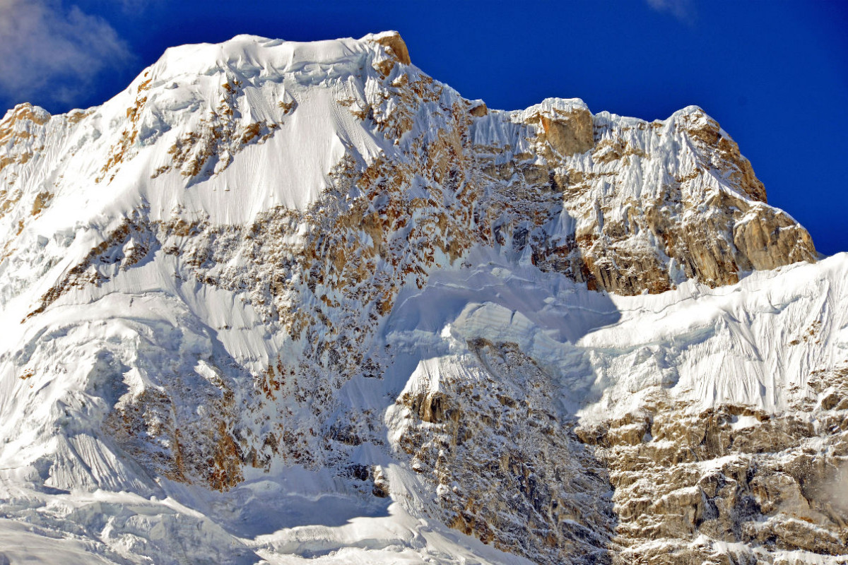 Der Ngadi Chuli (7871 m) vom Weg zur Pungyen Gompa (4000 m) in der Manaslu-Region