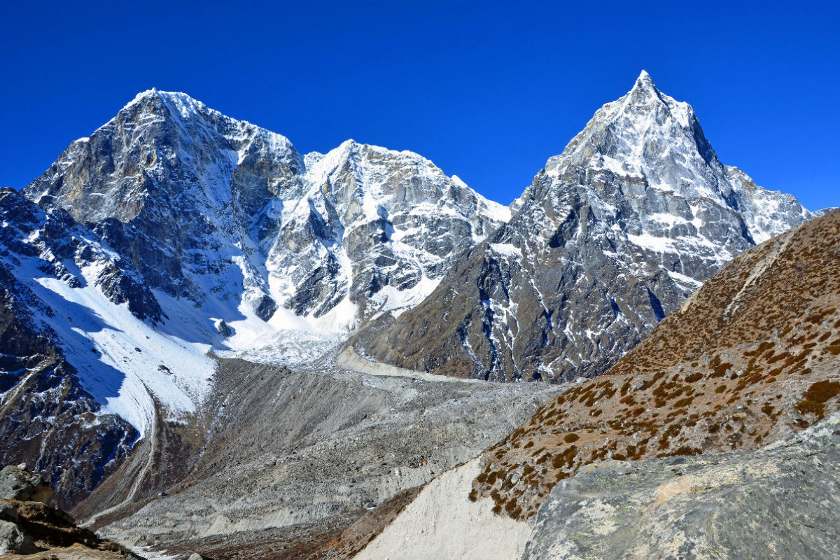 Bergpanorama bei Dughla (4600 m) im Khumbu mit von links Taboche (6501 m) und Cholatse (6440 m)