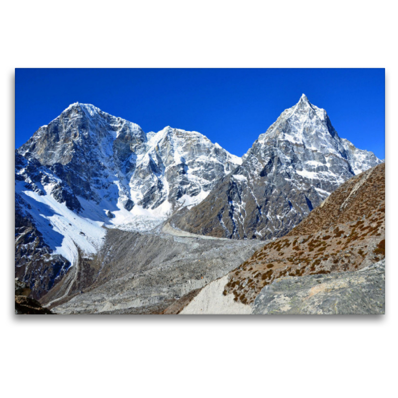 Bergpanorama bei Dughla (4600 m) im Khumbu mit von links Taboche (6501 m) und Cholatse (6440 m)