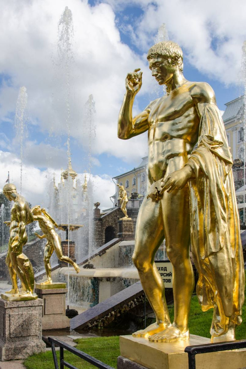 Peterhof: Statuen aus Gold