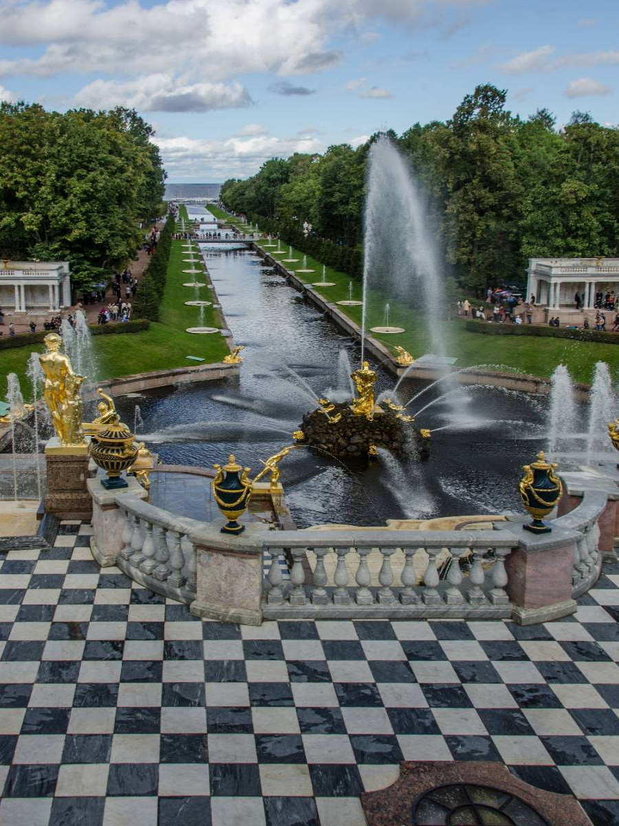 Peterhof: Großer See-Kanal und Fontänen-Allee