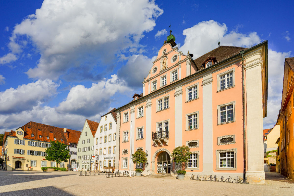 Marktplatz und Rathaus