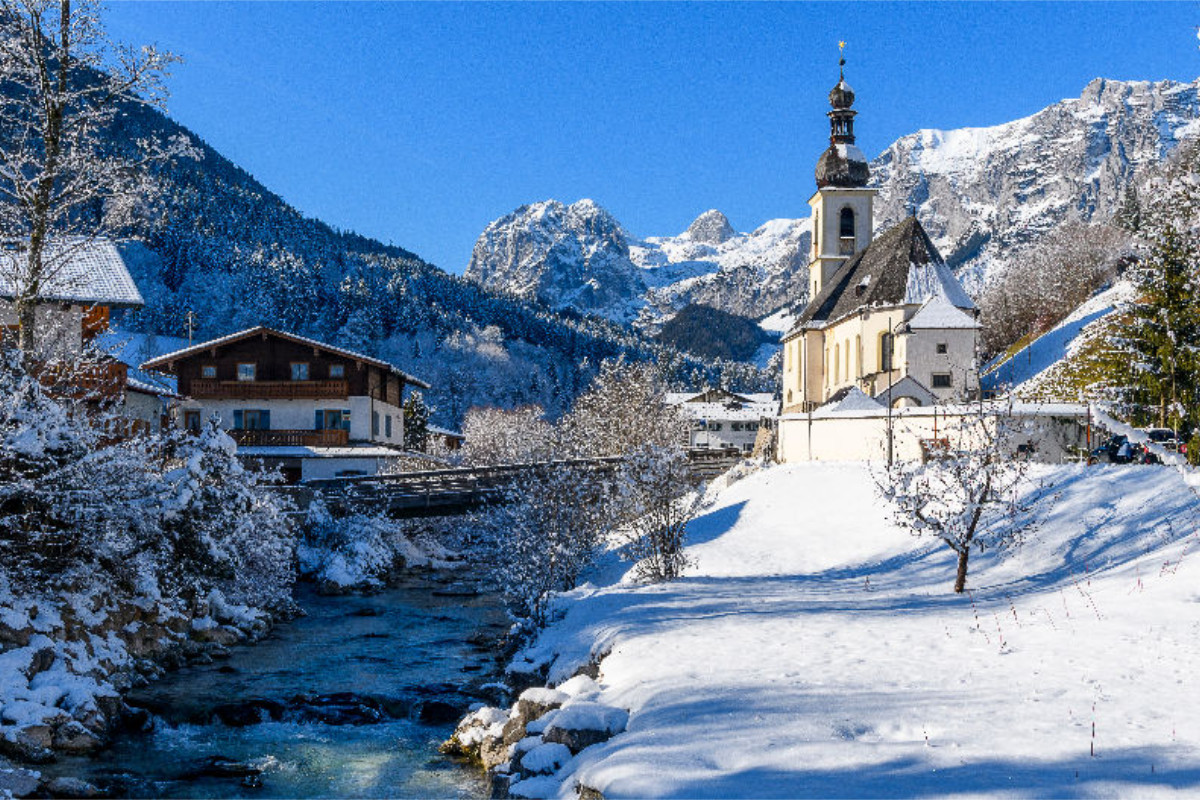 Winteridyll mit der berühmten Pfarrkirche St. Sebastian