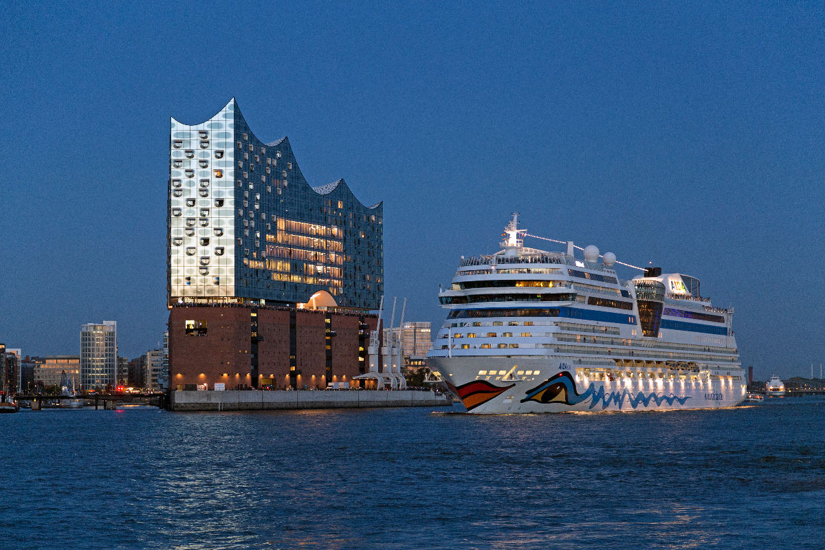 Kreuzfahrtschiff vor Elbphilharmonie, Hamburg