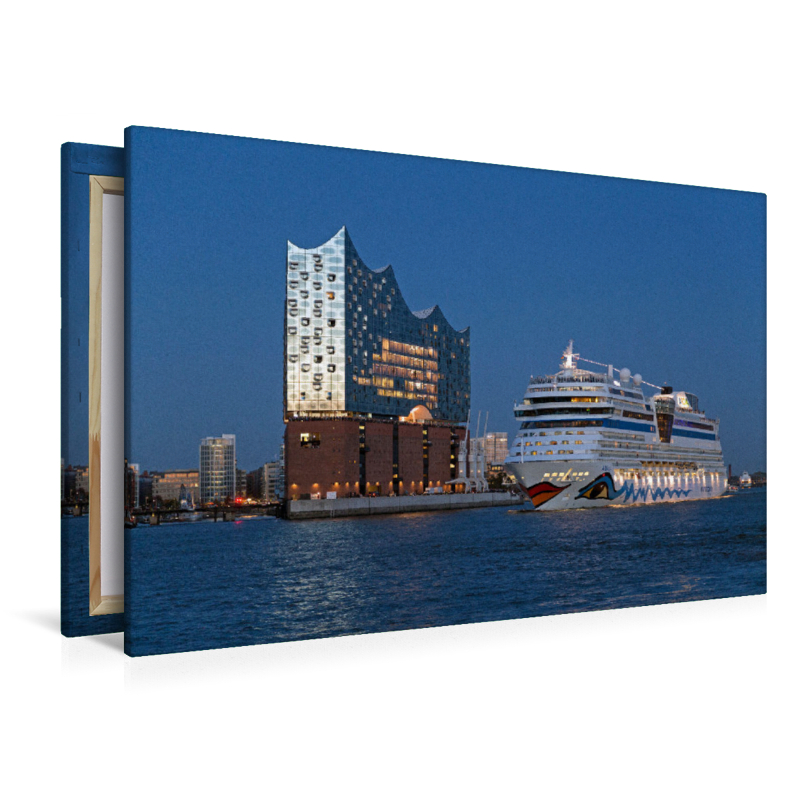 Kreuzfahrtschiff vor Elbphilharmonie, Hamburg