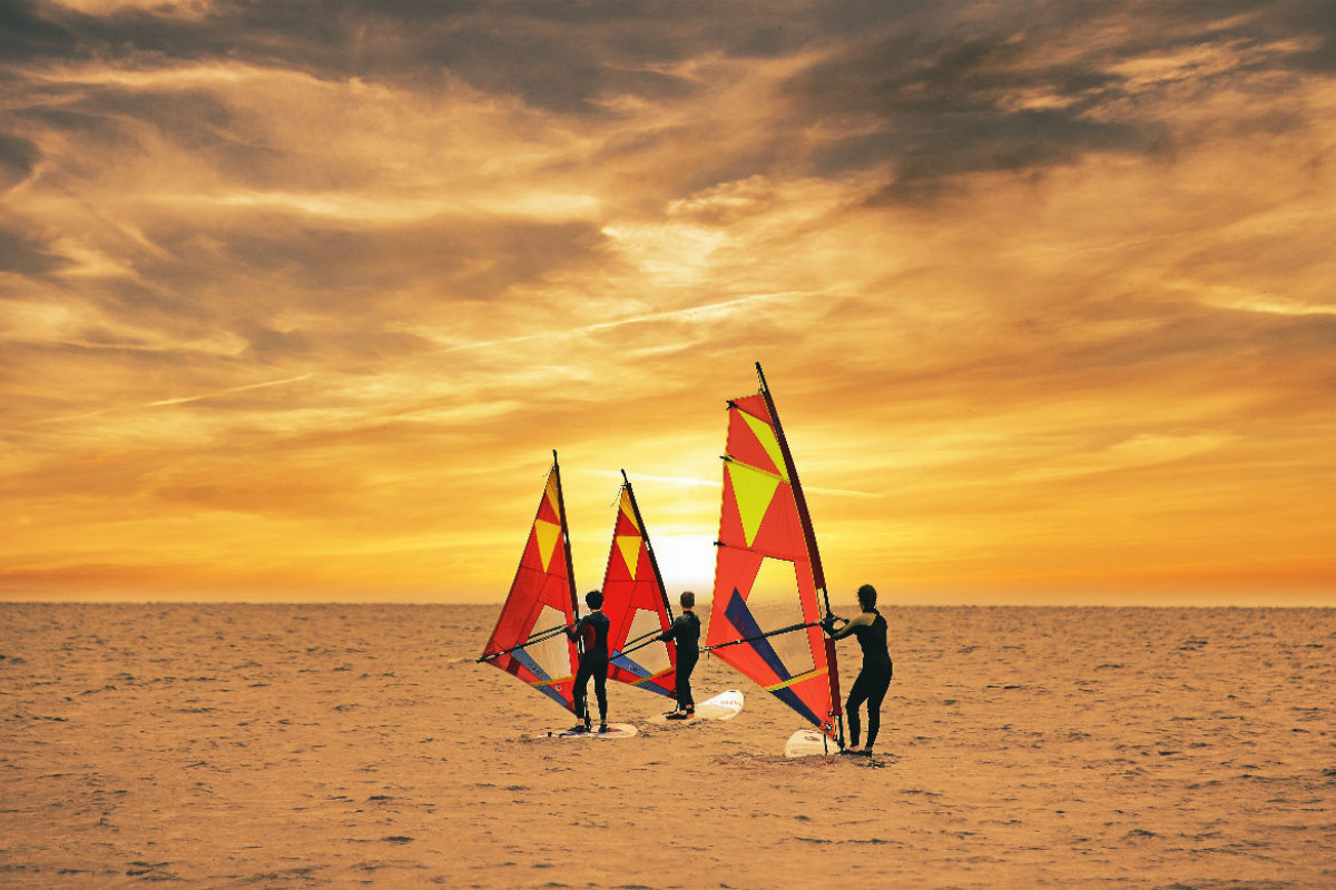 Surfer im Sonnenuntergang