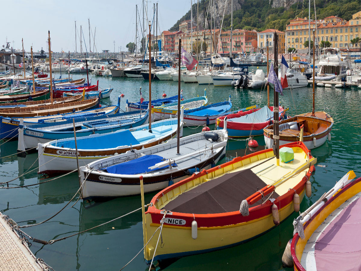 Traditionelle Fischerboote im Hafen, Nizza