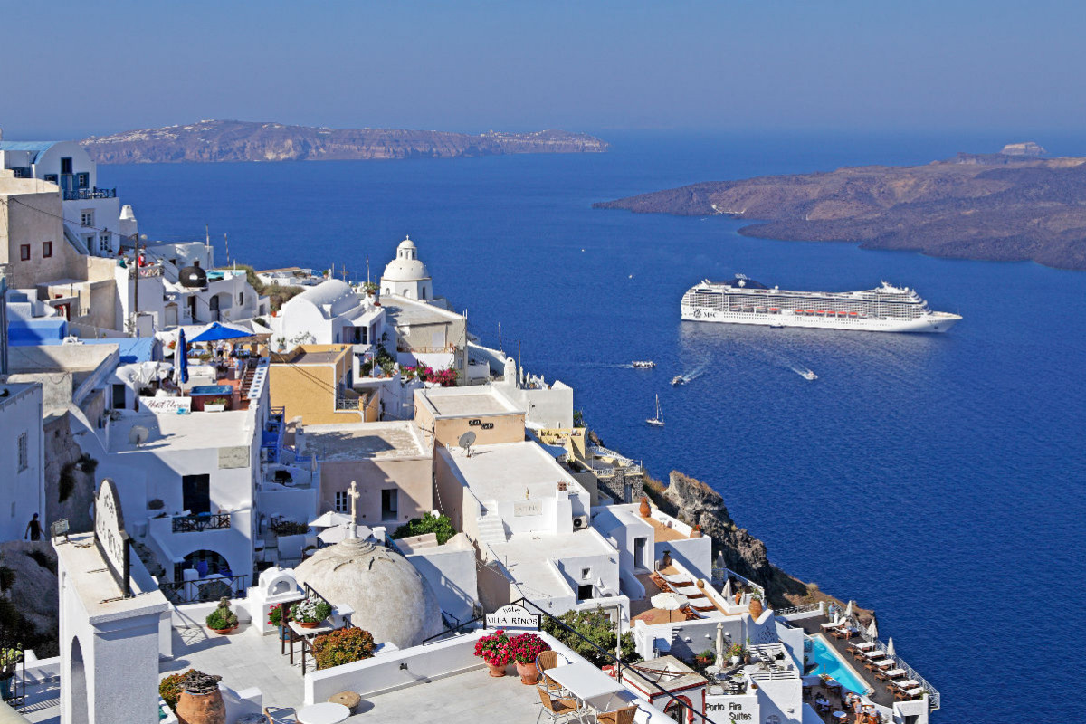 Kreuzfahrtschiff ankert vor Fira, Santorin