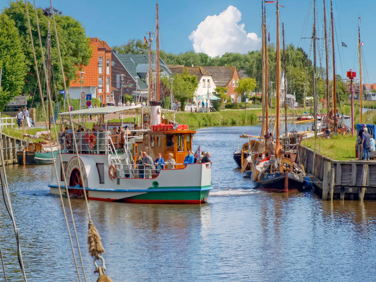 Nostalgische Boote im alten Hafen Carolinensiel