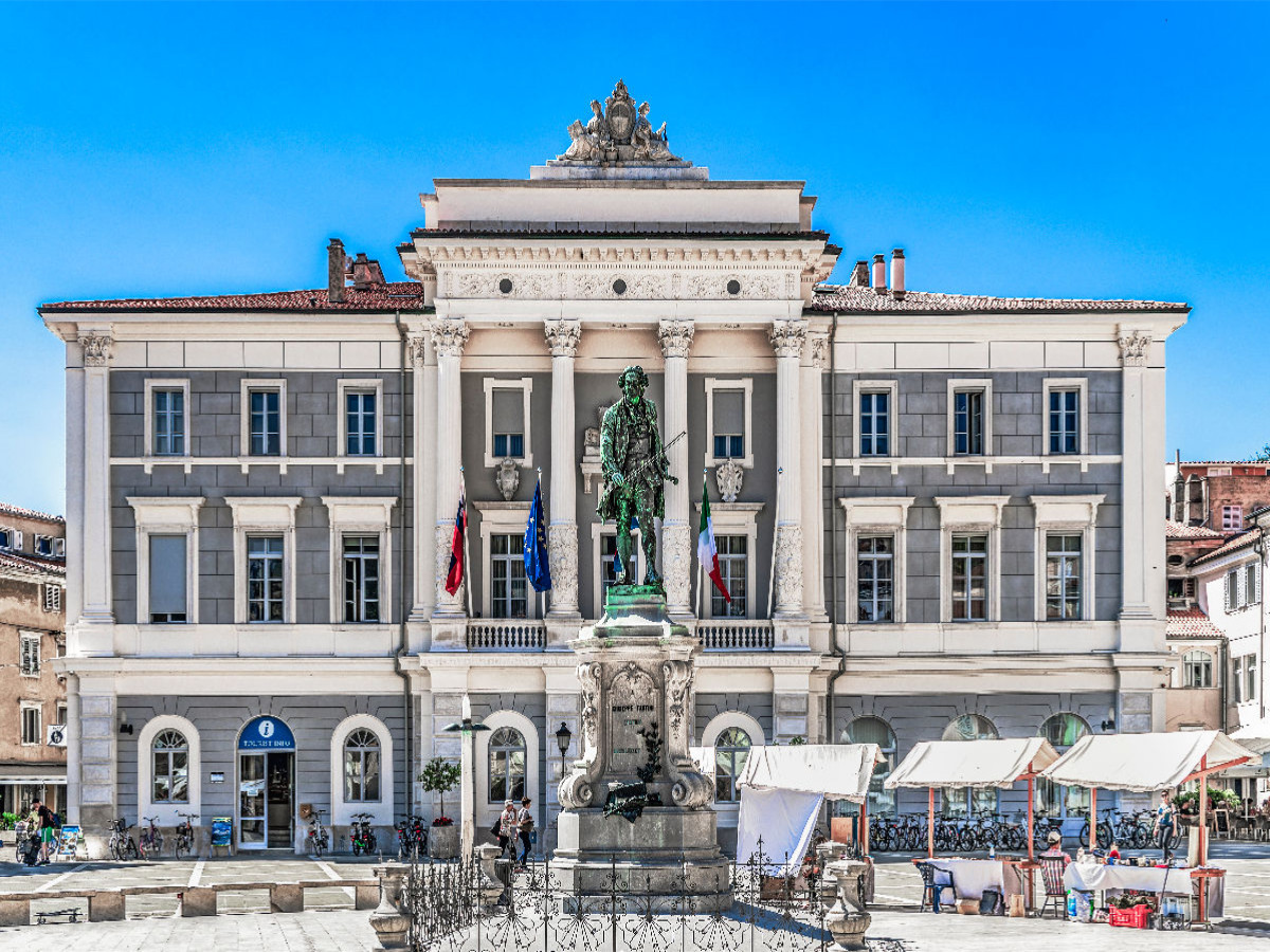 Piran in Slowenien mit dem Tartini Platz und dem Denkmal des Komponisten und Geigers Giuseppe Tartini