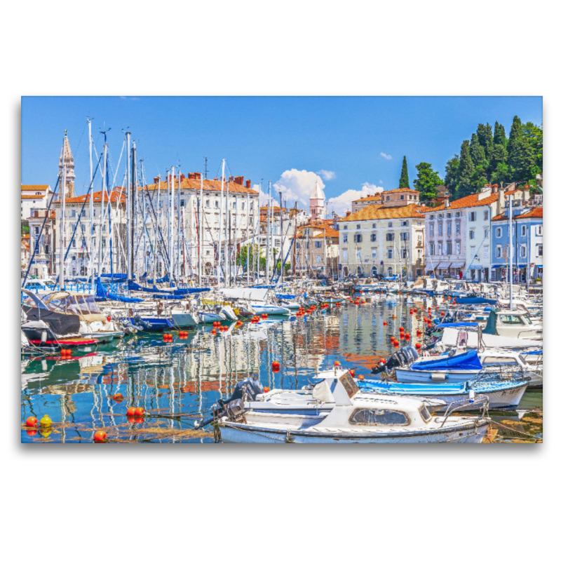 Yachthafen von Piran mit Blick auf die malerische Altstadt mit dem Kirchturm von St. Georg in Slowenien