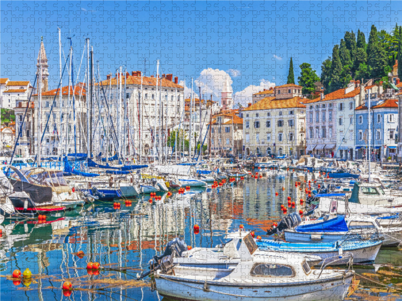 Yachthafen von Piran mit Blick auf die malerische Altstadt mit dem Kirchturm von St. Georg in Slowenien